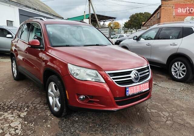 Красный Фольксваген Тигуан, объемом двигателя 2 л и пробегом 200 тыс. км за 10999 $, фото 2 на Automoto.ua