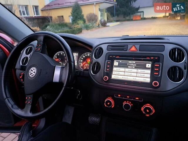 Красный Фольксваген Тигуан, объемом двигателя 1.98 л и пробегом 196 тыс. км за 9500 $, фото 9 на Automoto.ua