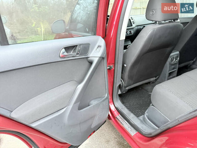 Червоний Фольксваген Тігуан, об'ємом двигуна 1.98 л та пробігом 218 тис. км за 8999 $, фото 52 на Automoto.ua