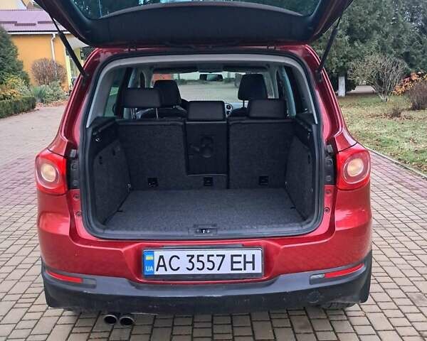 Красный Фольксваген Тигуан, объемом двигателя 1.98 л и пробегом 196 тыс. км за 9500 $, фото 1 на Automoto.ua