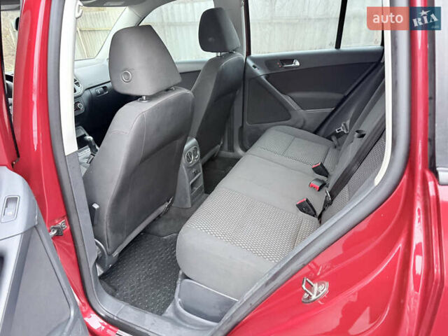 Червоний Фольксваген Тігуан, об'ємом двигуна 1.98 л та пробігом 218 тис. км за 8999 $, фото 53 на Automoto.ua