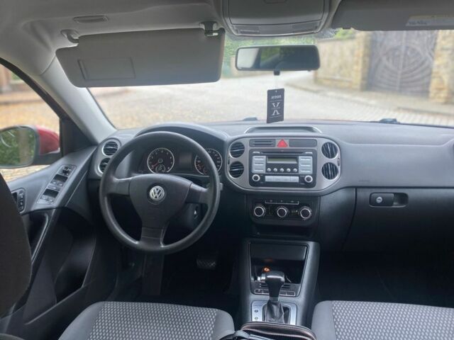 Красный Фольксваген Тигуан, объемом двигателя 2 л и пробегом 237 тыс. км за 9350 $, фото 3 на Automoto.ua