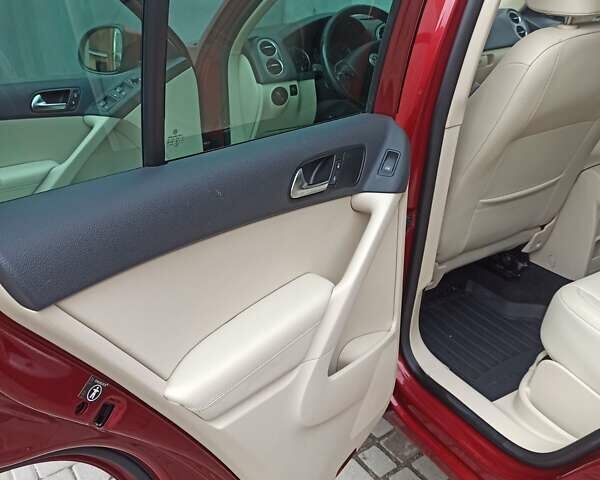Красный Фольксваген Тигуан, объемом двигателя 1.98 л и пробегом 270 тыс. км за 9000 $, фото 10 на Automoto.ua