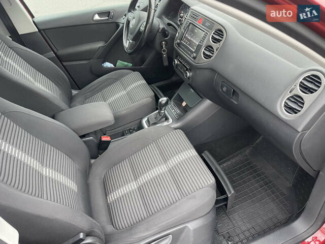 Червоний Фольксваген Тігуан, об'ємом двигуна 2 л та пробігом 232 тис. км за 10900 $, фото 9 на Automoto.ua