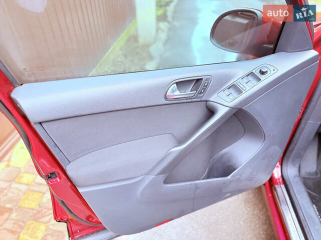 Червоний Фольксваген Тігуан, об'ємом двигуна 1.98 л та пробігом 218 тис. км за 8999 $, фото 17 на Automoto.ua