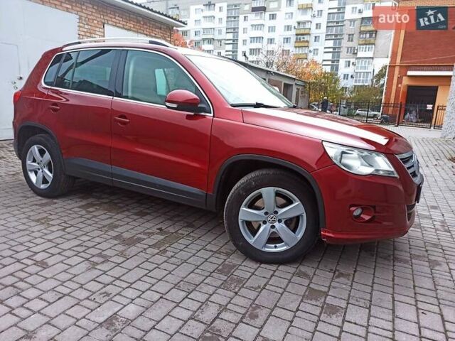 Красный Фольксваген Тигуан, объемом двигателя 1.98 л и пробегом 270 тыс. км за 9000 $, фото 4 на Automoto.ua