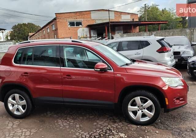 Красный Фольксваген Тигуан, объемом двигателя 2 л и пробегом 200 тыс. км за 10999 $, фото 3 на Automoto.ua