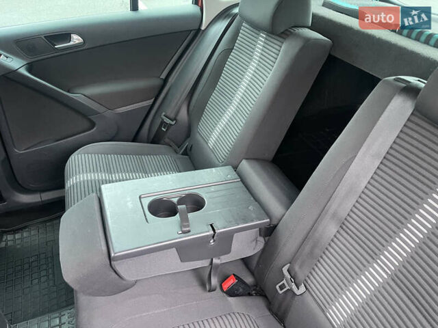 Червоний Фольксваген Тігуан, об'ємом двигуна 2 л та пробігом 232 тис. км за 10900 $, фото 17 на Automoto.ua