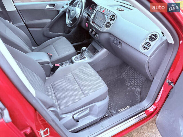 Червоний Фольксваген Тігуан, об'ємом двигуна 1.98 л та пробігом 218 тис. км за 8999 $, фото 23 на Automoto.ua