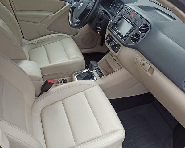 Красный Фольксваген Тигуан, объемом двигателя 1.98 л и пробегом 270 тыс. км за 9000 $, фото 13 на Automoto.ua