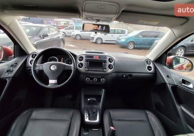 Красный Фольксваген Тигуан, объемом двигателя 2 л и пробегом 200 тыс. км за 10999 $, фото 14 на Automoto.ua