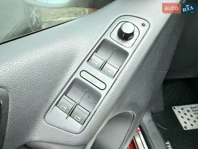 Червоний Фольксваген Тігуан, об'ємом двигуна 1.98 л та пробігом 218 тис. км за 8999 $, фото 49 на Automoto.ua