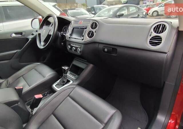 Красный Фольксваген Тигуан, объемом двигателя 2 л и пробегом 200 тыс. км за 10999 $, фото 26 на Automoto.ua