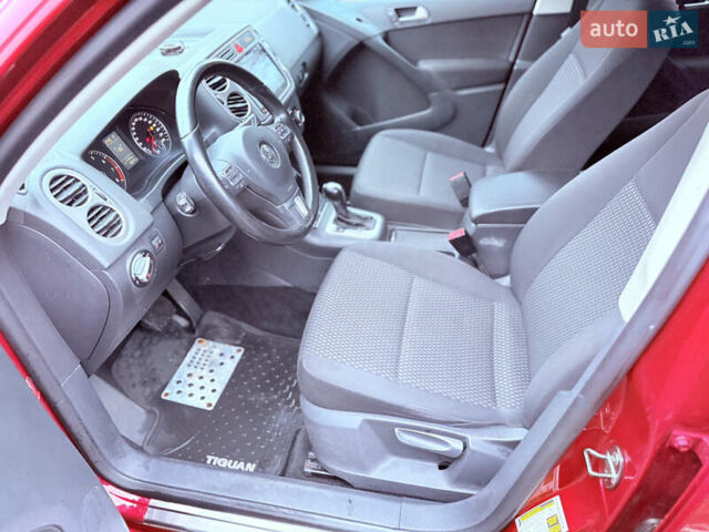 Червоний Фольксваген Тігуан, об'ємом двигуна 1.98 л та пробігом 218 тис. км за 8999 $, фото 13 на Automoto.ua