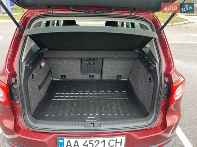 Червоний Фольксваген Тігуан, об'ємом двигуна 2 л та пробігом 232 тис. км за 10900 $, фото 22 на Automoto.ua