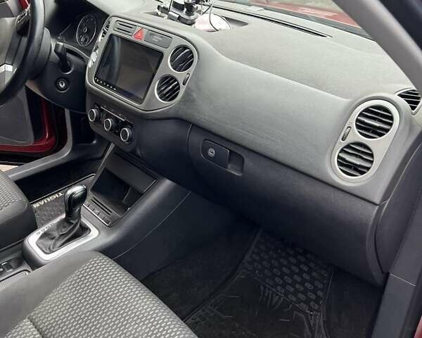 Красный Фольксваген Тигуан, объемом двигателя 1.98 л и пробегом 215 тыс. км за 10500 $, фото 9 на Automoto.ua