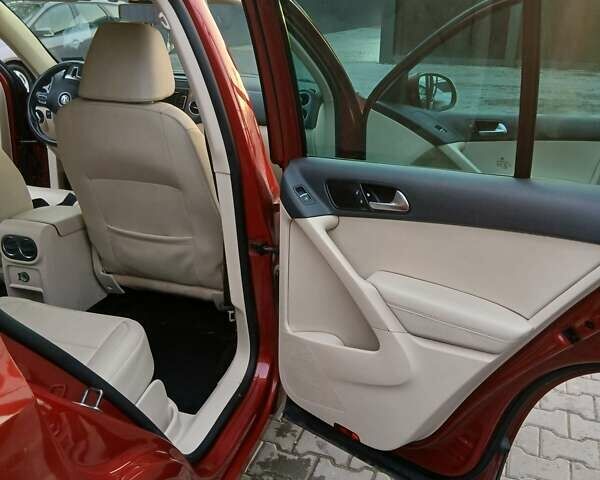 Красный Фольксваген Тигуан, объемом двигателя 2 л и пробегом 173 тыс. км за 12200 $, фото 13 на Automoto.ua