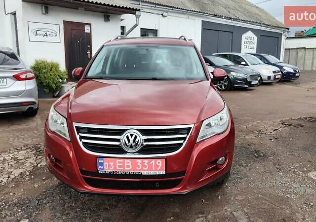 Красный Фольксваген Тигуан, объемом двигателя 2 л и пробегом 200 тыс. км за 10999 $, фото 1 на Automoto.ua