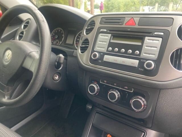 Красный Фольксваген Тигуан, объемом двигателя 2 л и пробегом 237 тыс. км за 9350 $, фото 4 на Automoto.ua