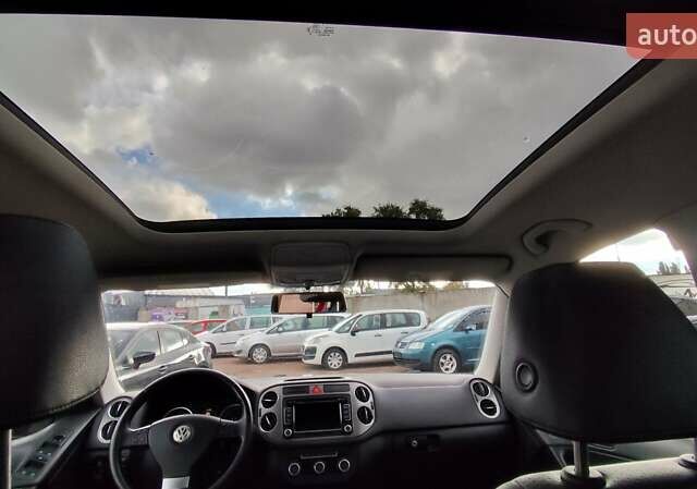 Красный Фольксваген Тигуан, объемом двигателя 2 л и пробегом 200 тыс. км за 10999 $, фото 23 на Automoto.ua