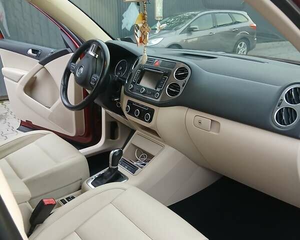 Красный Фольксваген Тигуан, объемом двигателя 2 л и пробегом 173 тыс. км за 12200 $, фото 5 на Automoto.ua