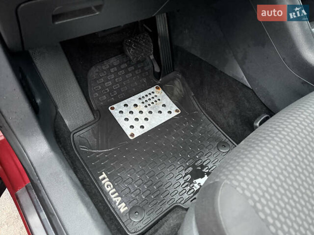 Червоний Фольксваген Тігуан, об'ємом двигуна 1.98 л та пробігом 218 тис. км за 8999 $, фото 36 на Automoto.ua