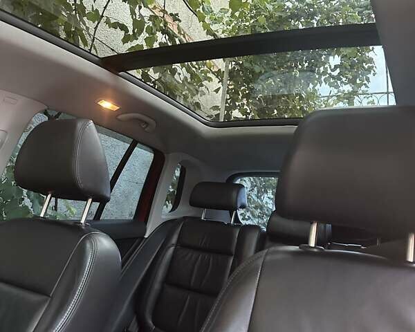 Красный Фольксваген Тигуан, объемом двигателя 2 л и пробегом 238 тыс. км за 12000 $, фото 2 на Automoto.ua