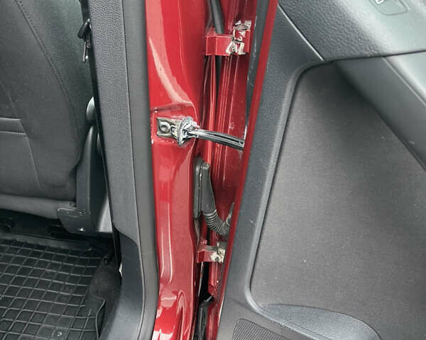 Червоний Фольксваген Тігуан, об'ємом двигуна 2 л та пробігом 232 тис. км за 10900 $, фото 28 на Automoto.ua