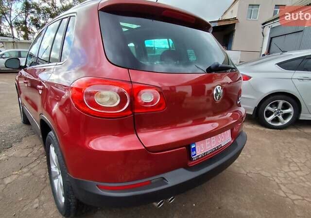 Красный Фольксваген Тигуан, объемом двигателя 2 л и пробегом 200 тыс. км за 10999 $, фото 12 на Automoto.ua