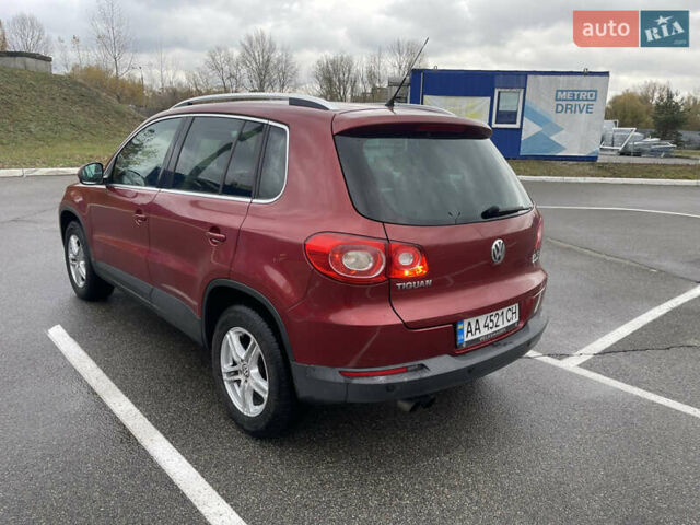 Червоний Фольксваген Тігуан, об'ємом двигуна 2 л та пробігом 232 тис. км за 10900 $, фото 4 на Automoto.ua