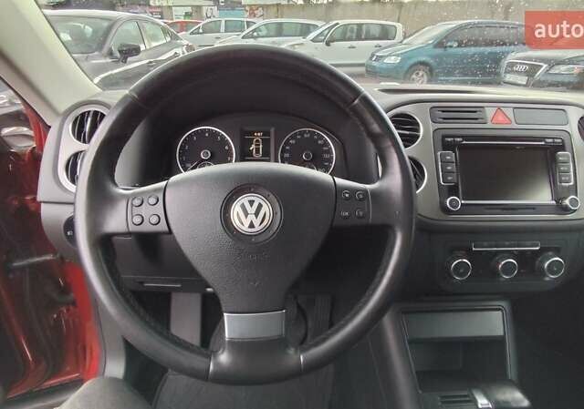 Красный Фольксваген Тигуан, объемом двигателя 2 л и пробегом 200 тыс. км за 10999 $, фото 18 на Automoto.ua