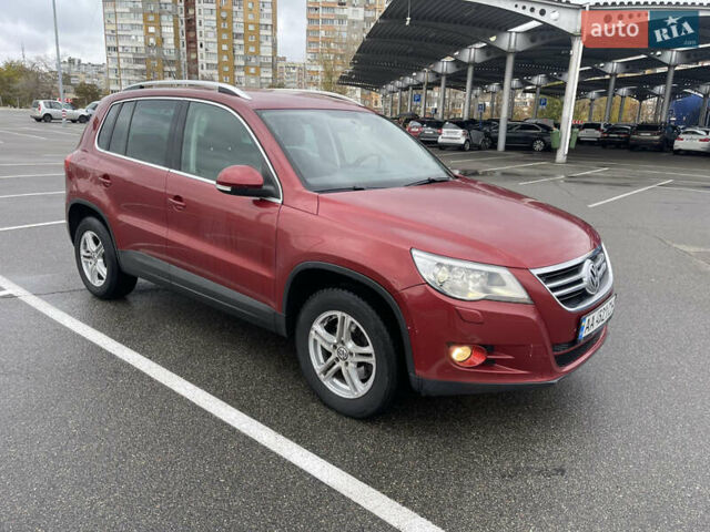 Червоний Фольксваген Тігуан, об'ємом двигуна 2 л та пробігом 232 тис. км за 10900 $, фото 2 на Automoto.ua