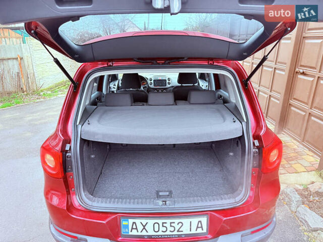 Червоний Фольксваген Тігуан, об'ємом двигуна 1.98 л та пробігом 218 тис. км за 8999 $, фото 2 на Automoto.ua