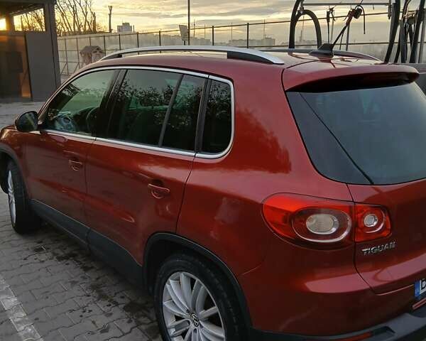 Красный Фольксваген Тигуан, объемом двигателя 2 л и пробегом 173 тыс. км за 12200 $, фото 1 на Automoto.ua