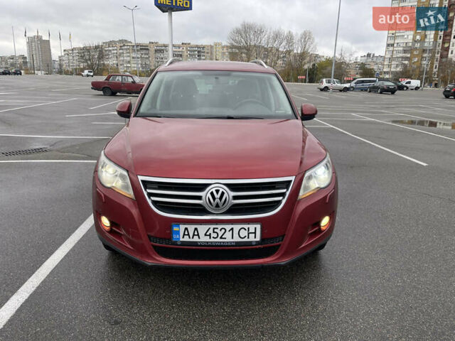 Червоний Фольксваген Тігуан, об'ємом двигуна 2 л та пробігом 232 тис. км за 10900 $, фото 1 на Automoto.ua