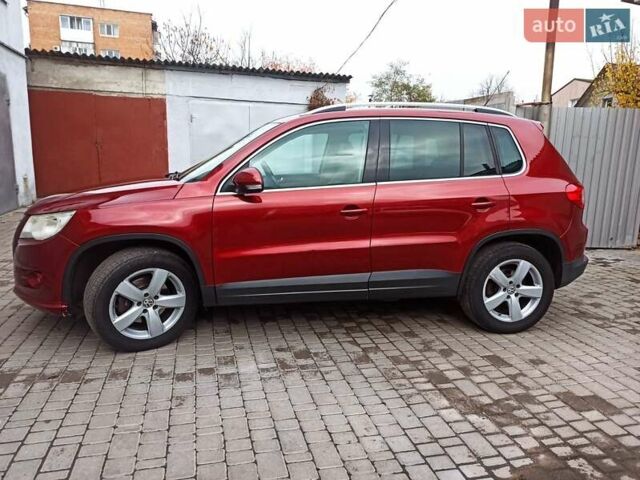 Красный Фольксваген Тигуан, объемом двигателя 1.98 л и пробегом 270 тыс. км за 9000 $, фото 2 на Automoto.ua