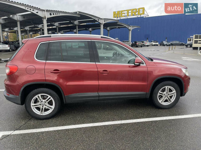 Червоний Фольксваген Тігуан, об'ємом двигуна 2 л та пробігом 232 тис. км за 10900 $, фото 3 на Automoto.ua