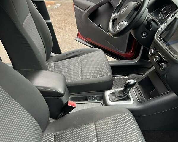 Красный Фольксваген Тигуан, объемом двигателя 1.98 л и пробегом 215 тыс. км за 10500 $, фото 7 на Automoto.ua