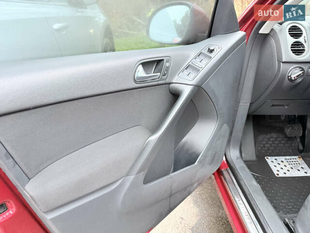 Червоний Фольксваген Тігуан, об'ємом двигуна 1.98 л та пробігом 218 тис. км за 8999 $, фото 50 на Automoto.ua