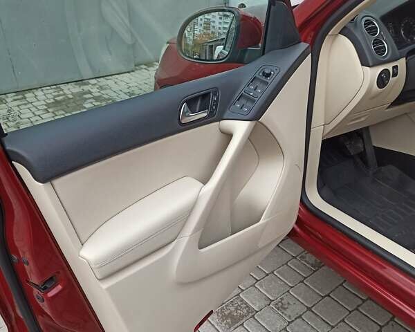 Красный Фольксваген Тигуан, объемом двигателя 1.98 л и пробегом 270 тыс. км за 9000 $, фото 12 на Automoto.ua