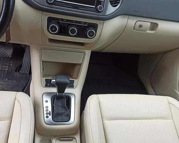 Красный Фольксваген Тигуан, объемом двигателя 1.98 л и пробегом 270 тыс. км за 9000 $, фото 23 на Automoto.ua