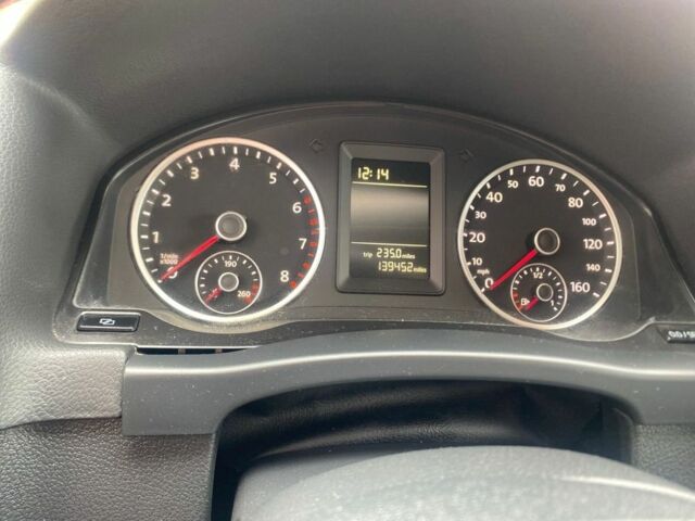 Красный Фольксваген Тигуан, объемом двигателя 2 л и пробегом 237 тыс. км за 9350 $, фото 5 на Automoto.ua