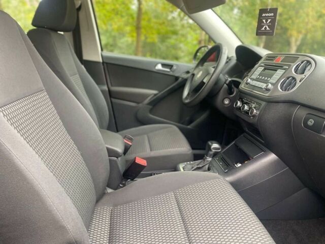 Красный Фольксваген Тигуан, объемом двигателя 2 л и пробегом 237 тыс. км за 9350 $, фото 6 на Automoto.ua