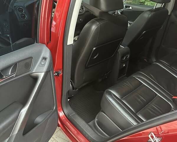 Красный Фольксваген Тигуан, объемом двигателя 2 л и пробегом 238 тыс. км за 12000 $, фото 4 на Automoto.ua