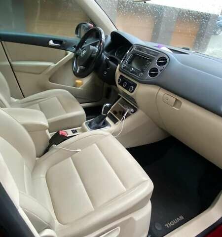 Красный Фольксваген Тигуан, объемом двигателя 1.98 л и пробегом 265 тыс. км за 10500 $, фото 2 на Automoto.ua