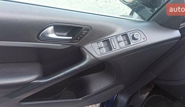 Червоний Фольксваген Тігуан, об'ємом двигуна 1.98 л та пробігом 182 тис. км за 12000 $, фото 11 на Automoto.ua