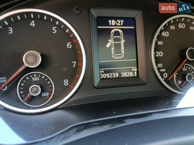 Красный Фольксваген Тигуан, объемом двигателя 1.98 л и пробегом 497 тыс. км за 9000 $, фото 1 на Automoto.ua