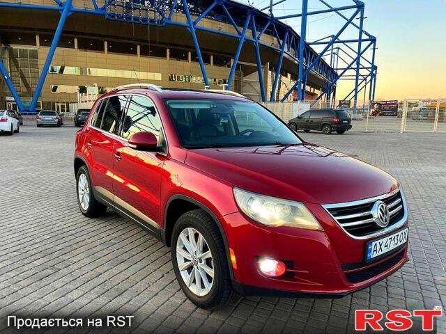 Красный Фольксваген Тигуан, объемом двигателя 2 л и пробегом 205 тыс. км за 13800 $, фото 2 на Automoto.ua