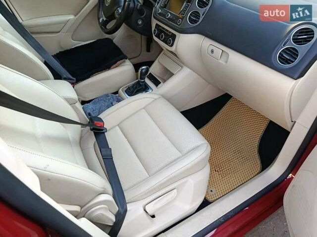 Красный Фольксваген Тигуан, объемом двигателя 1.98 л и пробегом 497 тыс. км за 9000 $, фото 4 на Automoto.ua