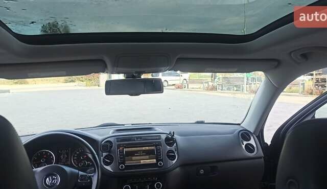 Червоний Фольксваген Тігуан, об'ємом двигуна 1.98 л та пробігом 182 тис. км за 12000 $, фото 12 на Automoto.ua